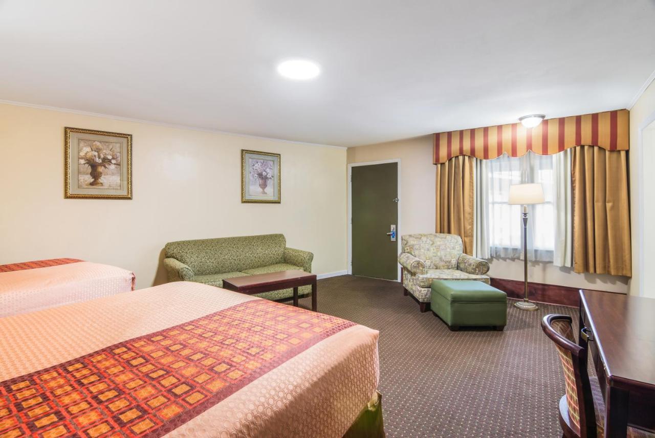 Rodeway Inn Weedsport Exterior foto